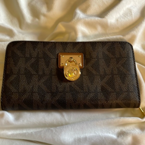 Authentic Michael Kors Zippy Wallet - Picture 1 of 14
